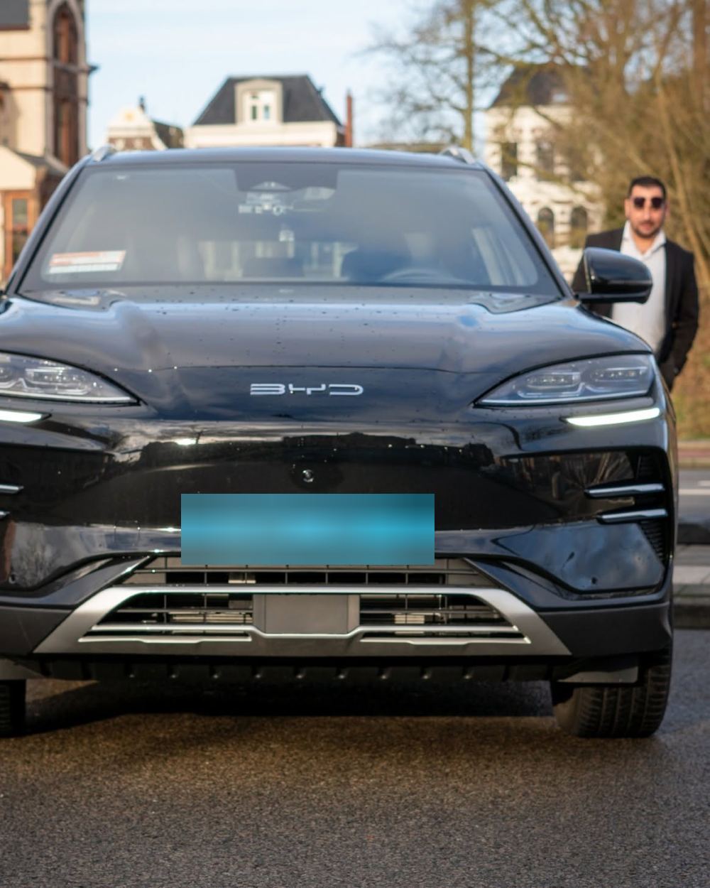 Tayfun bij de zwarte BYD Seal U van Taxi Tay